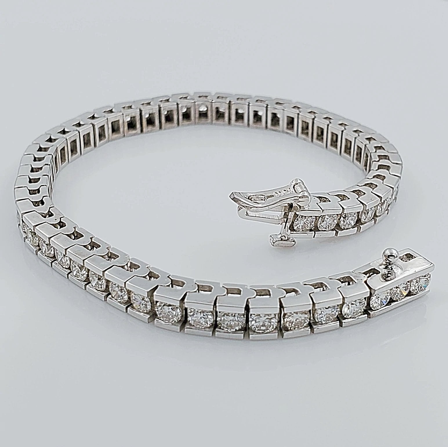 Women's 14K White Gold 10.00 Carat Total Weight (SI2 Color I) 21 GR Diamond Tennis Bracelet.