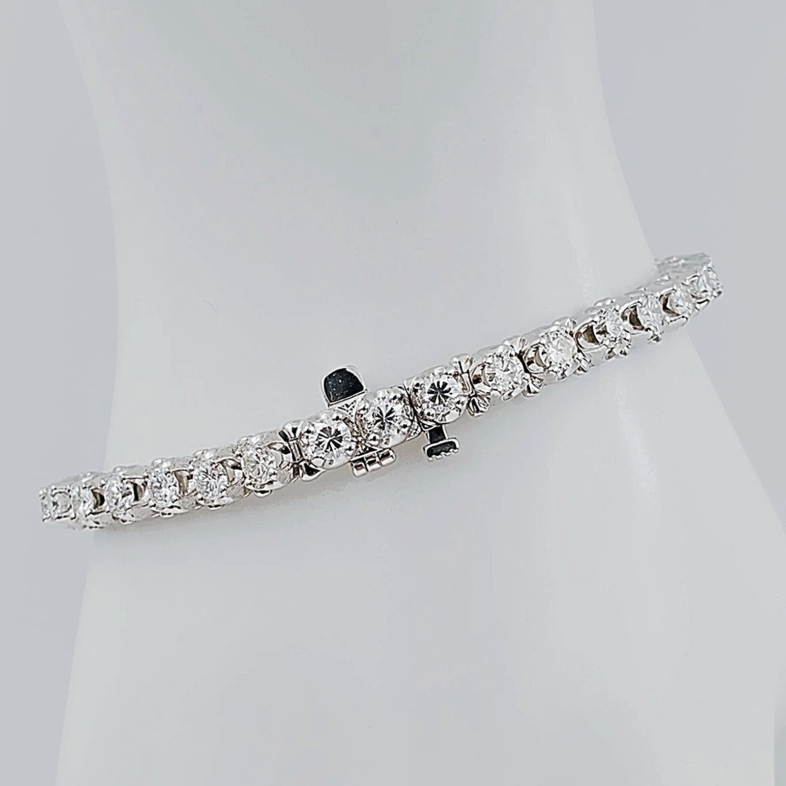 Women's 14K White Gold 6.01 Carat Total Weight (SI Color H) 18.4 GR Diamond Tennis Bracelet.