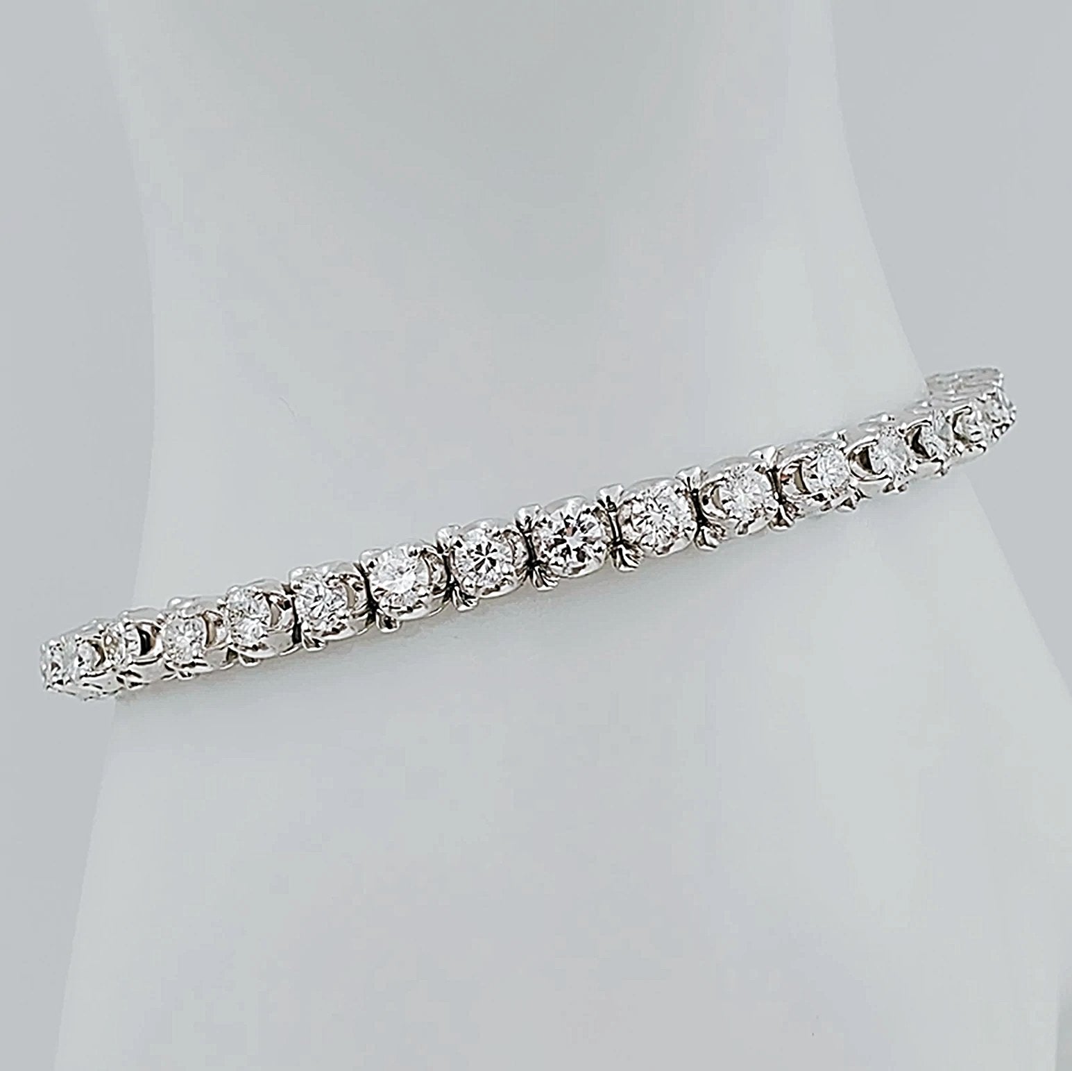 Women's 14K White Gold 6.01 Carat Total Weight (SI Color H) 18.4 GR Diamond Tennis Bracelet.