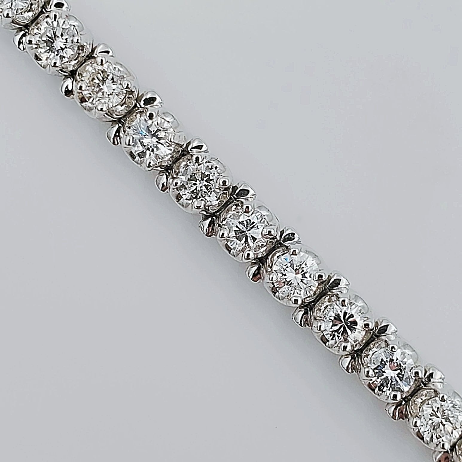 Women's 14K White Gold 6.01 Carat Total Weight (SI Color H) 18.4 GR Diamond Tennis Bracelet.