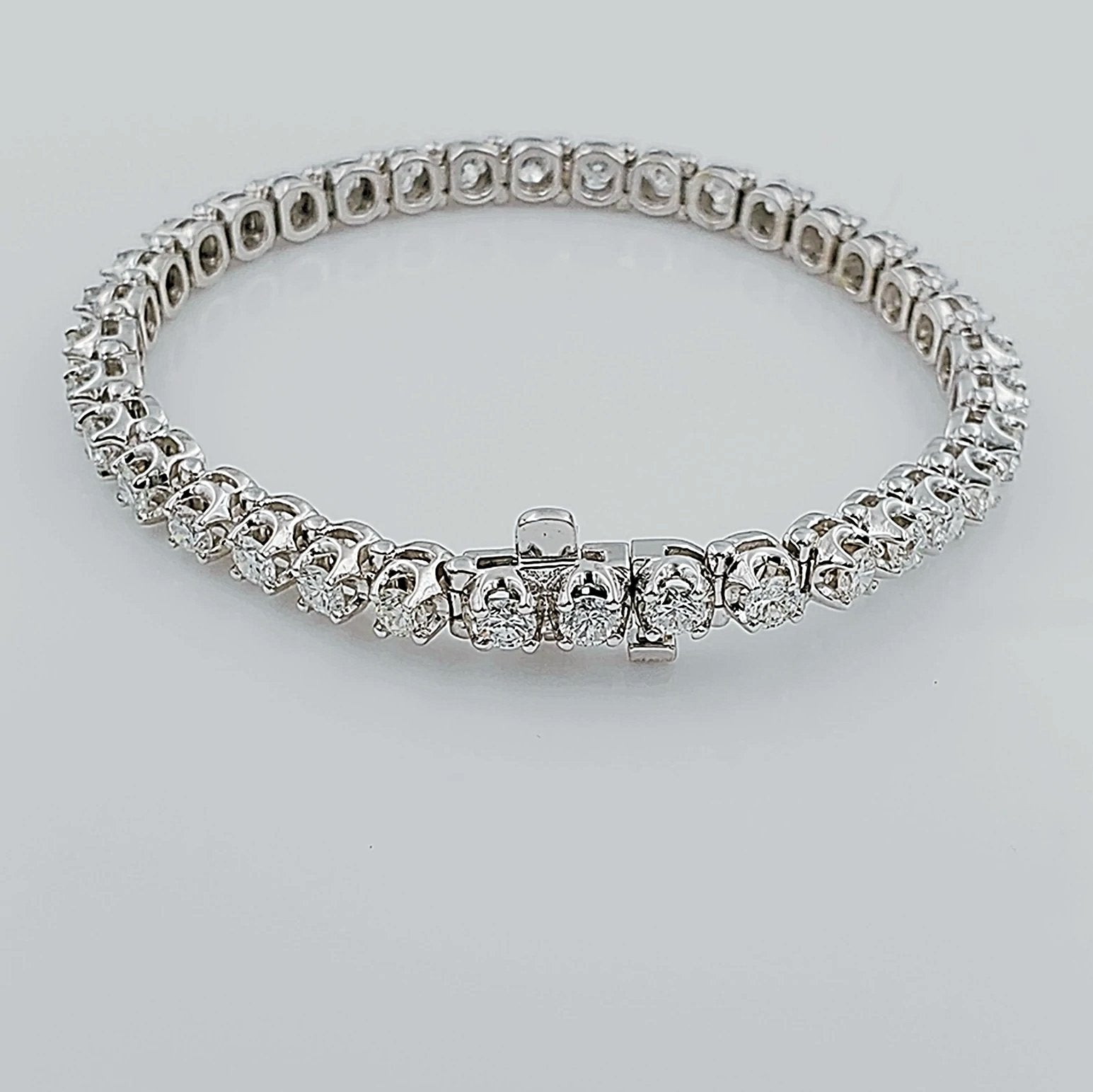 Women's 14K White Gold 6.01 Carat Total Weight (SI Color H) 18.4 GR Diamond Tennis Bracelet.