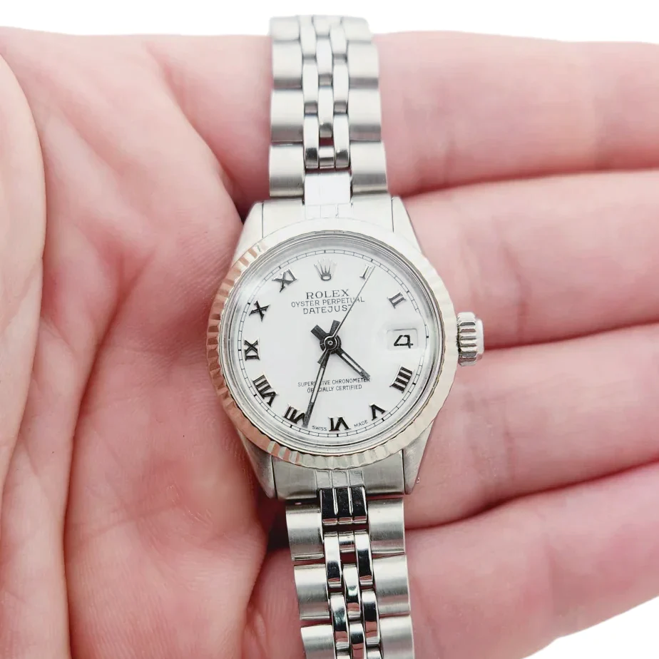 Ladies Rolex 26mm DateJust Stainless Steel Watch with White Dial and Fluted Bezel. (Pre-Owned)