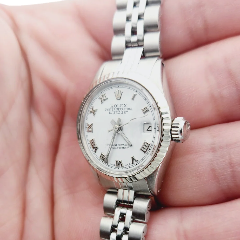 Ladies Rolex 26mm DateJust Stainless Steel Watch with White Dial and Fluted Bezel. (Pre-Owned)